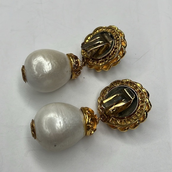 Vintage Pear like Material Drop Clip Earrings - Picture 3 of 9